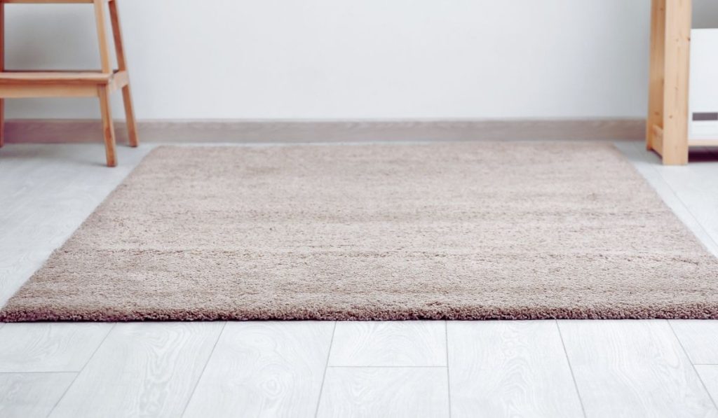 Un beau tapis dans une maison