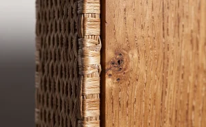 Deux panneaux de bois côte à côte montrent une jonction par fibrecouture avec fibres tressées et une autre avec colle aux lignes visibles, sous une lumière douce dévoilant les textures.