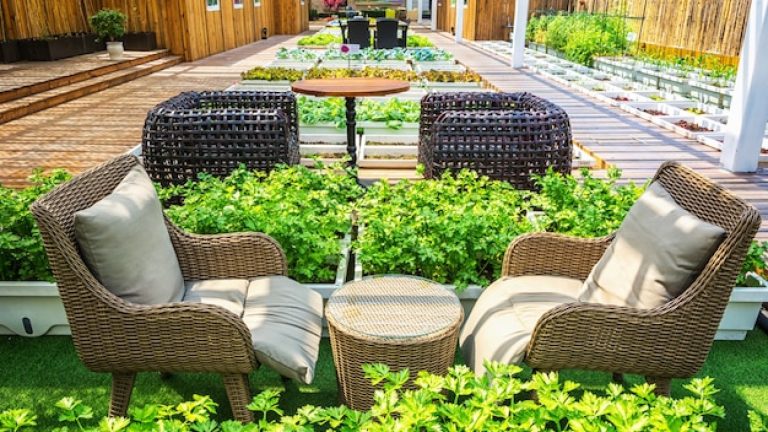 Quelle matière choisir pour une chaise de jardin qui résiste au soleil, à la pluie et au temps ?