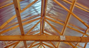 Charpente en bois recouverte d une isolation thermique reflechissante sous toiture