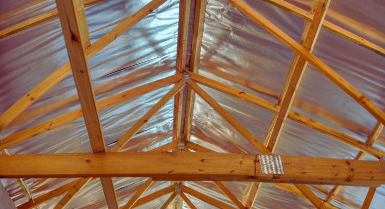 Charpente en bois recouverte d une isolation thermique reflechissante sous toiture