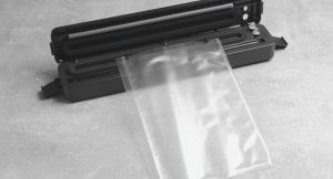 Machine à sceller sous vide avec un sac en plastique gaufré inséré
