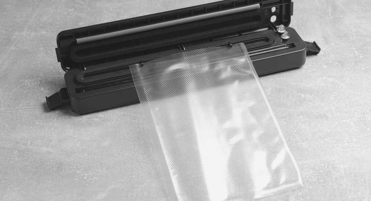 Machine à sceller sous vide avec un sac en plastique gaufré inséré