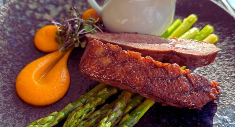 Magret de canard poele accompagne d asperges vertes et de puree de carotte