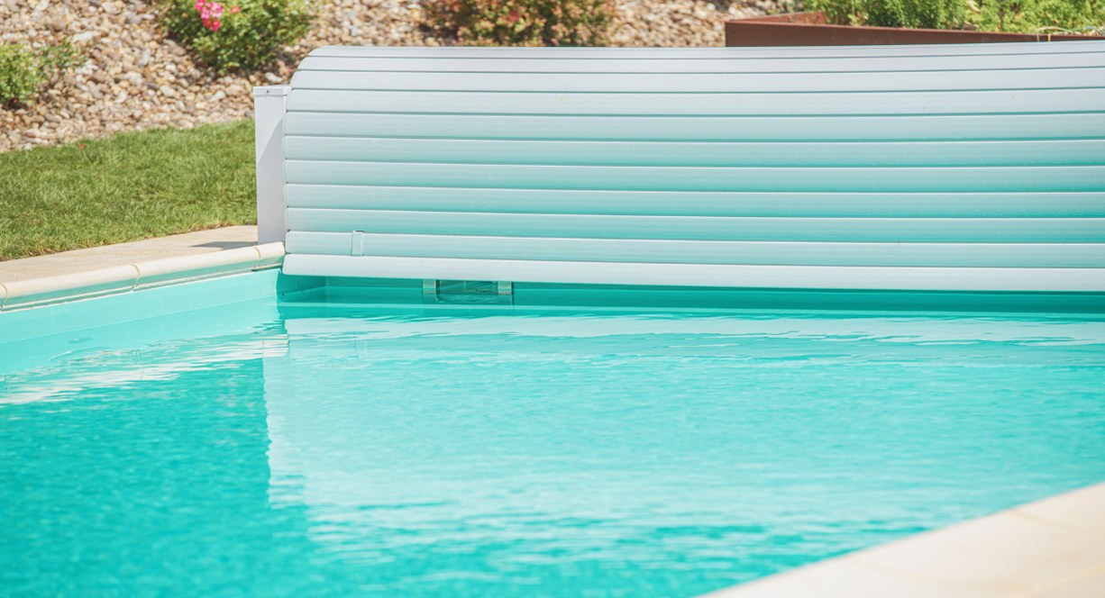 Piscine partiellement recouverte par une couverture solaire enroulable