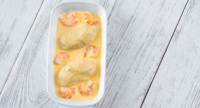 Quenelles gratinées avec une sauce onctueuse et des crevettes