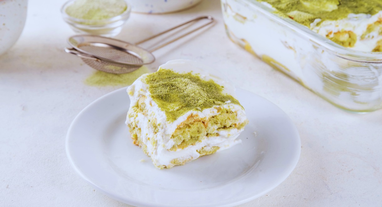 Part de dessert sans cuisson à étages avec crème et poudre verte